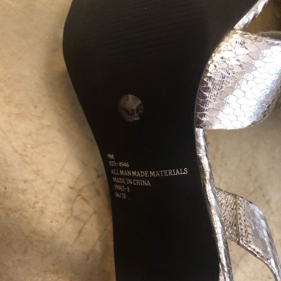 Silver metallic 3 inch‎ heels no signs of wear open toe size 9 - Picture 3 of 4